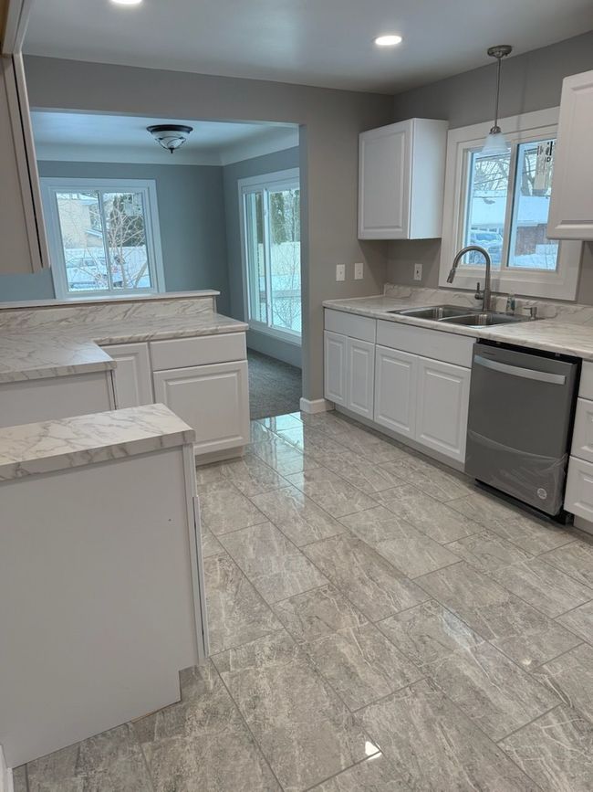 30631 Bayview Dr, House other with 3 bedrooms, 3 bathrooms and null parking in Gibraltar MI | Image 12