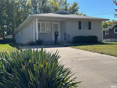 1012 W Vandeveer Street, House other with 3 bedrooms, 2 bathrooms and null parking in Taylorville IL | Image 3