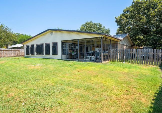 Large backyard! | Image 4
