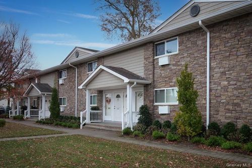 fc11-100 Friendly Court, Babylon, NY, 11704 | Card Image