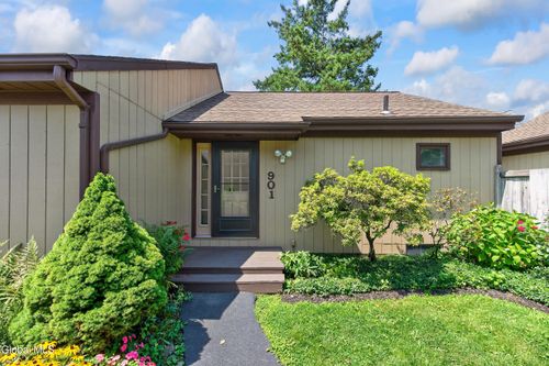 901 Huntington Ct, East Greenbush, NY, 12061-1207 | Card Image