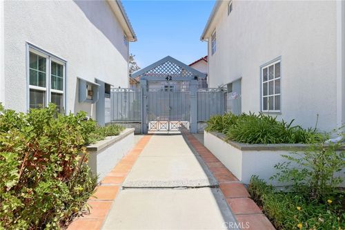 42 N Michigan, Pasadena, CA, 91106 | Card Image