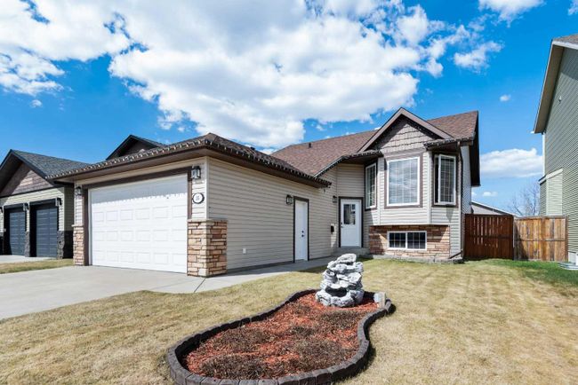 35 Camille Gate, Home with 4 bedrooms, 3 bathrooms and 4 parking in Blackfalds AB | Image 2