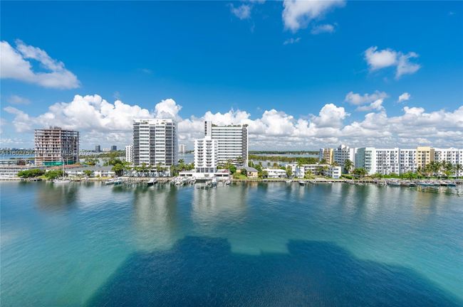 803 - 7928 East Dr, Condo with 2 bedrooms, 2 bathrooms and null parking in North Bay Village FL | Image 31