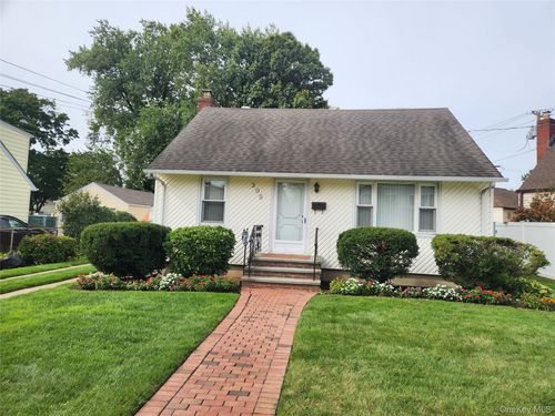 305 Warren St, Uniondale, NY, 11553-1011 | Card Image