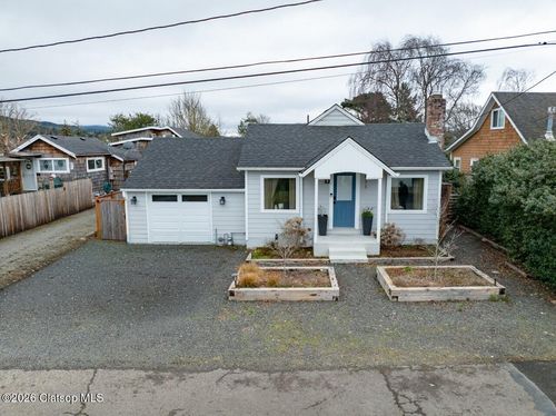 811 17th Ave, Seaside, OR, 97138-7209 | Card Image