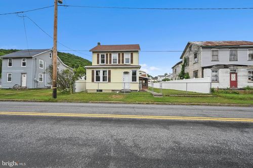408 E Railroad Ave, NEW RINGGOLD, PA, 17960-8571 | Card Image