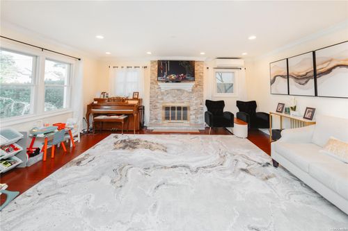 169 Greenway W, Manhasset Hills, NY, 11040-2244 | Card Image