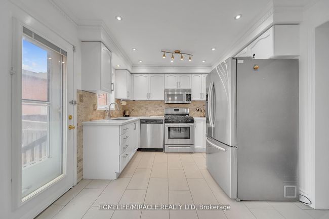 93 Crystal Glen Cres, House attached with 4 bedrooms, 4 bathrooms and 2 parking in Brampton ON | Image 19