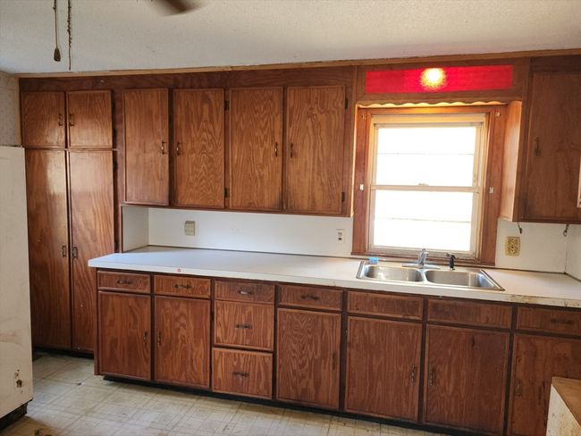 97 Parallel St, House other with 4 bedrooms, 1 bathrooms and 2 parking in Springfield MA | Image 4