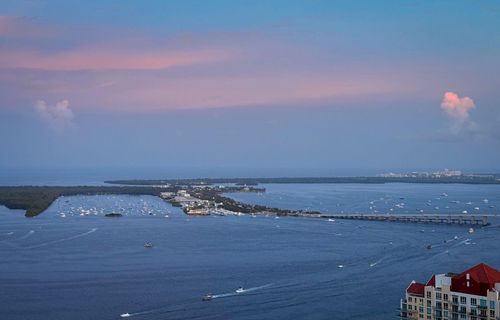 5205-950 Brickell Bay Dr, Miami, FL, 33131-3931 | Card Image