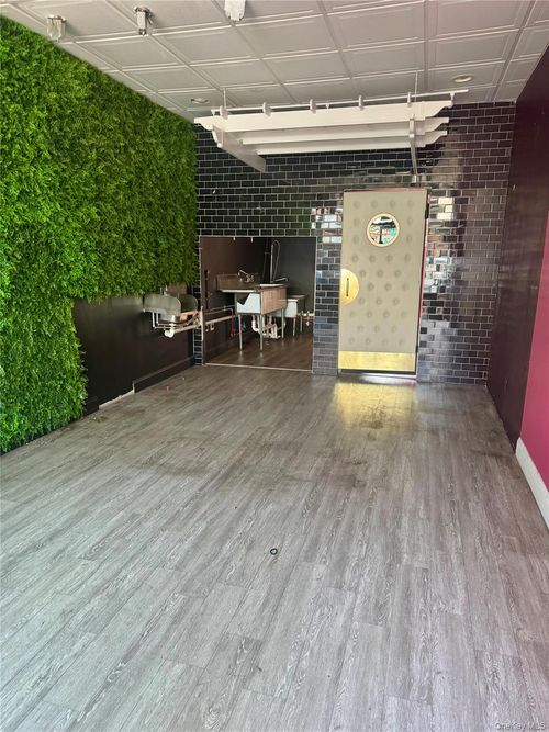 488 Main St, Islip, NY, 11751-3518 | Card Image