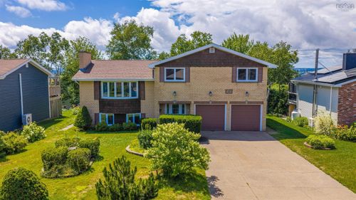 19 Bayswater Rd, House with 3 bedrooms, 3 bathrooms and 4 parking in Dartmouth NS | Card Image