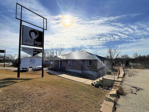 lowr-level-3261 University Ave, Waterloo, IA, 50701-2051 | Card Image