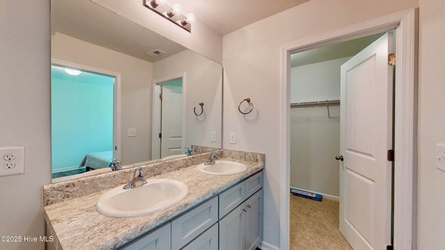Full Bath in Hallway | Image 22