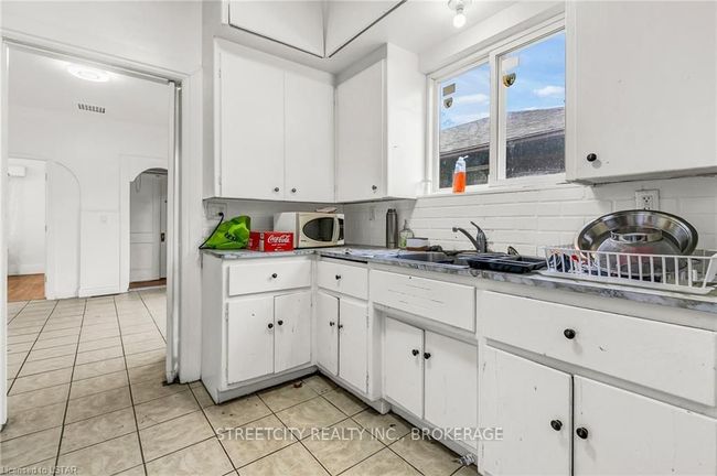1196 Janette Ave, House other with 6 bedrooms, 3 bathrooms and 2 parking in Windsor ON | Image 12