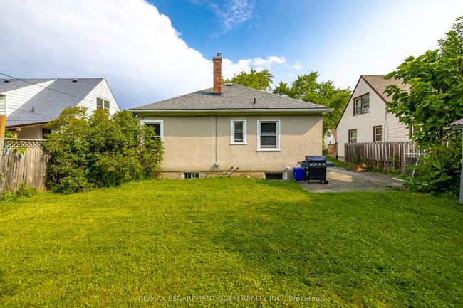 18 Grove Ave, House other with 6 bedrooms, 2 bathrooms and 4 parking in Saint Catharines ON | Image 32