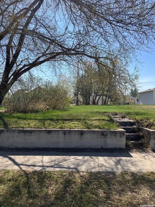 620 1st Ave W, Nipawin, SK, S0E1E0 | Card Image