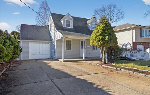 3992 William St, Seaford, NY, 11783-2137 | Card Image