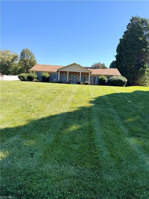 1042 Fairweather Dr, Kernersville, NC, 27284-9233 | Card Image
