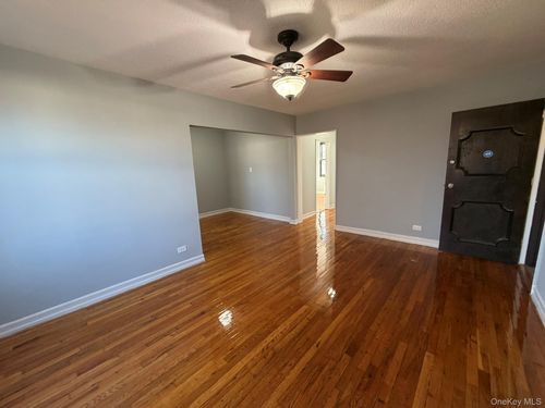 70 Park Dr E, Flushing, NY, 11367-1951 | Card Image