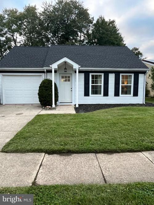 4 Heather Pl, Southampton, NJ, 08088-1116 | Card Image