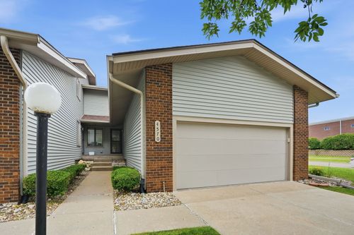 4570 Bunker Hill Dr, Bettendorf, IA, 52722-1761 | Card Image