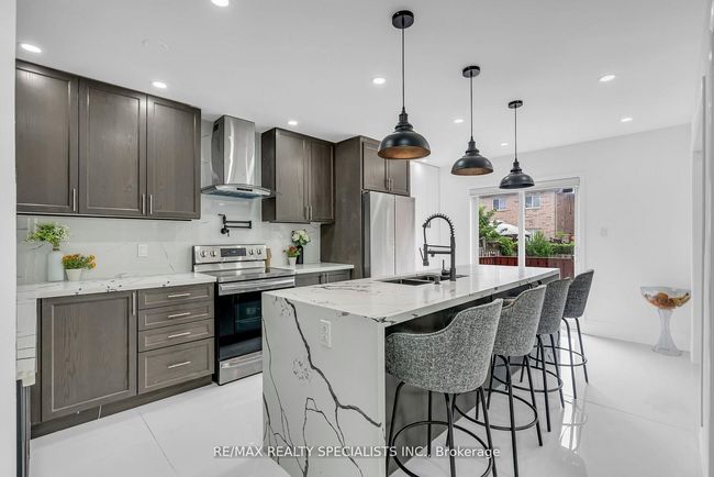 91 Buick Blvd, House other with 7 bedrooms, 5 bathrooms and 7 parking in Brampton ON | Image 12