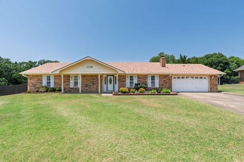 1109 W Washington Cir, Tecumseh, OK, 74873-2615 | Card Image
