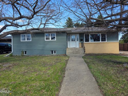 634 9th Ave W, Dickinson, ND, 58601-4745 | Card Image