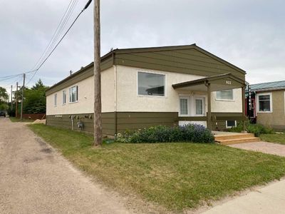 922 2 Ave, House detached with 3 bedrooms, 2 bathrooms and 2 parking in Beaverlodge AB | Image 2