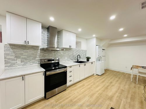 313 Pinewood Dr, Thornhill, ON, L4J5S2 | Card Image