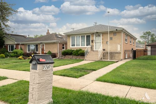 7707 Moody Ave, Burbank, IL, 60459-1232 | Card Image