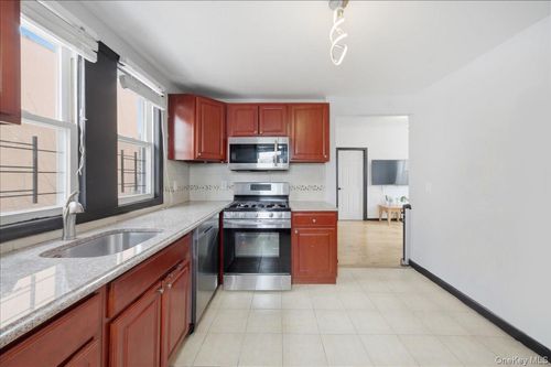 4423 Mundy Ln, Bronx, NY, 10466-1127 | Card Image