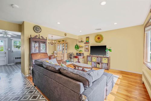 22 Bluebell Ln, Babylon, NY, 11703-2803 | Card Image