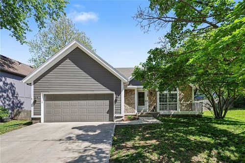 1126 Charlotte Town Rd, Olathe, KS, 66061-6468 | Card Image