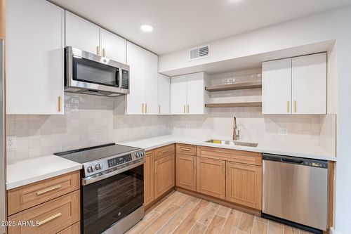 28-4201 E Camelback Rd, Phoenix, AZ, 85018-2731 | Card Image