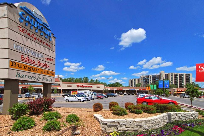 Shopping and restaurants just steps away! | Image 32