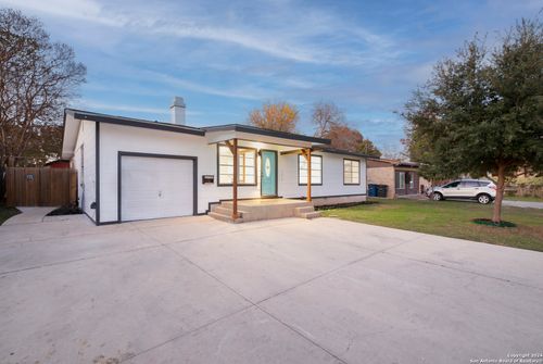 636 Southeast Ter, New Braunfels, TX, 78130-4782 | Card Image