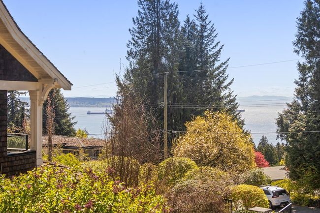 2665 Rosebery Avenue, House other with 4 bedrooms, 2 bathrooms and 2 parking in West Vancouver BC | Image 11