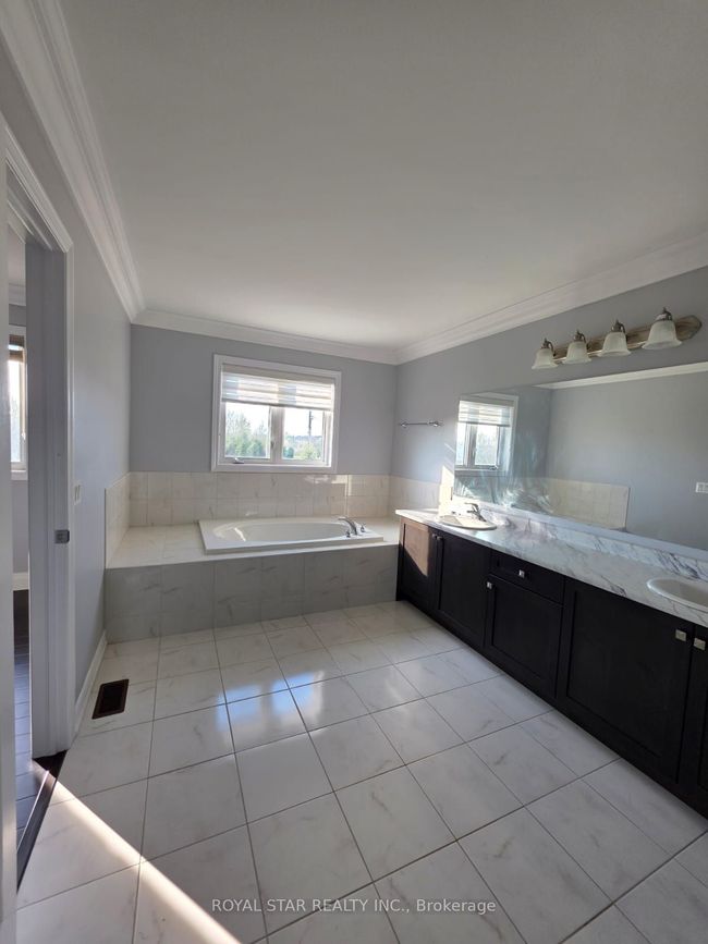 146 Newhouse Blvd, House other with 8 bedrooms, 5 bathrooms and 4 parking in Caledon ON | Image 5