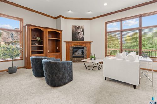 5800 S Shadow Ridge Ave, Sioux Falls, SD, 57108-2007 | Card Image