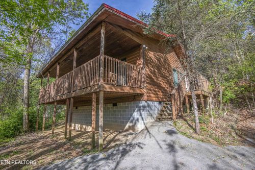 906 Lowe Valley Dr, Sevierville, TN, 37862-2776 | Card Image