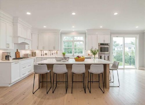 2 Lee Pl, Old Bethpage, NY, 11804-1420 | Card Image