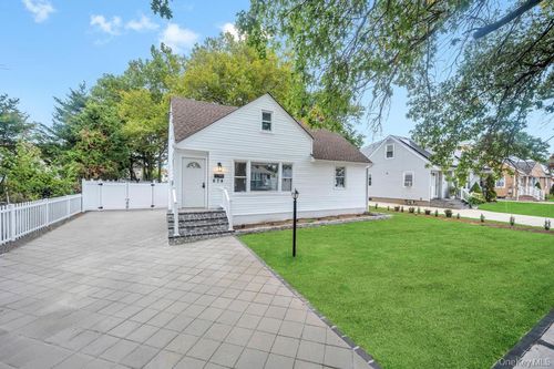 674 Winthrop Dr, Uniondale, NY, 11553-3025 | Card Image
