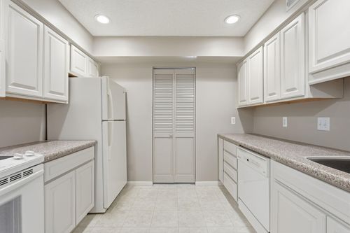 apt-202-2670 Oxford St N, Roseville, MN, 55113-2021 | Card Image