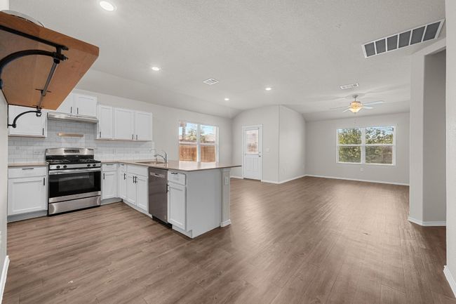 Open floor plan with plenty of natural light | Image 10