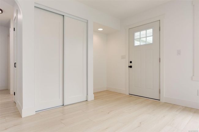 Bright and welcoming entrance | Image 10