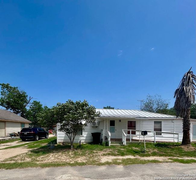 111 Fernandez Ave, House other with 3 bedrooms, 1 bathrooms and null parking in Devine TX | Image 5