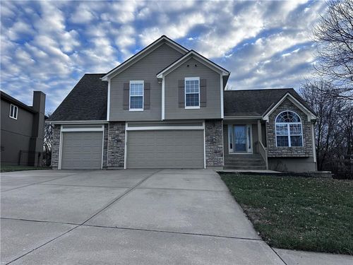 701 Tomahawk Ct, Smithville, MO, 64089-9404 | Card Image